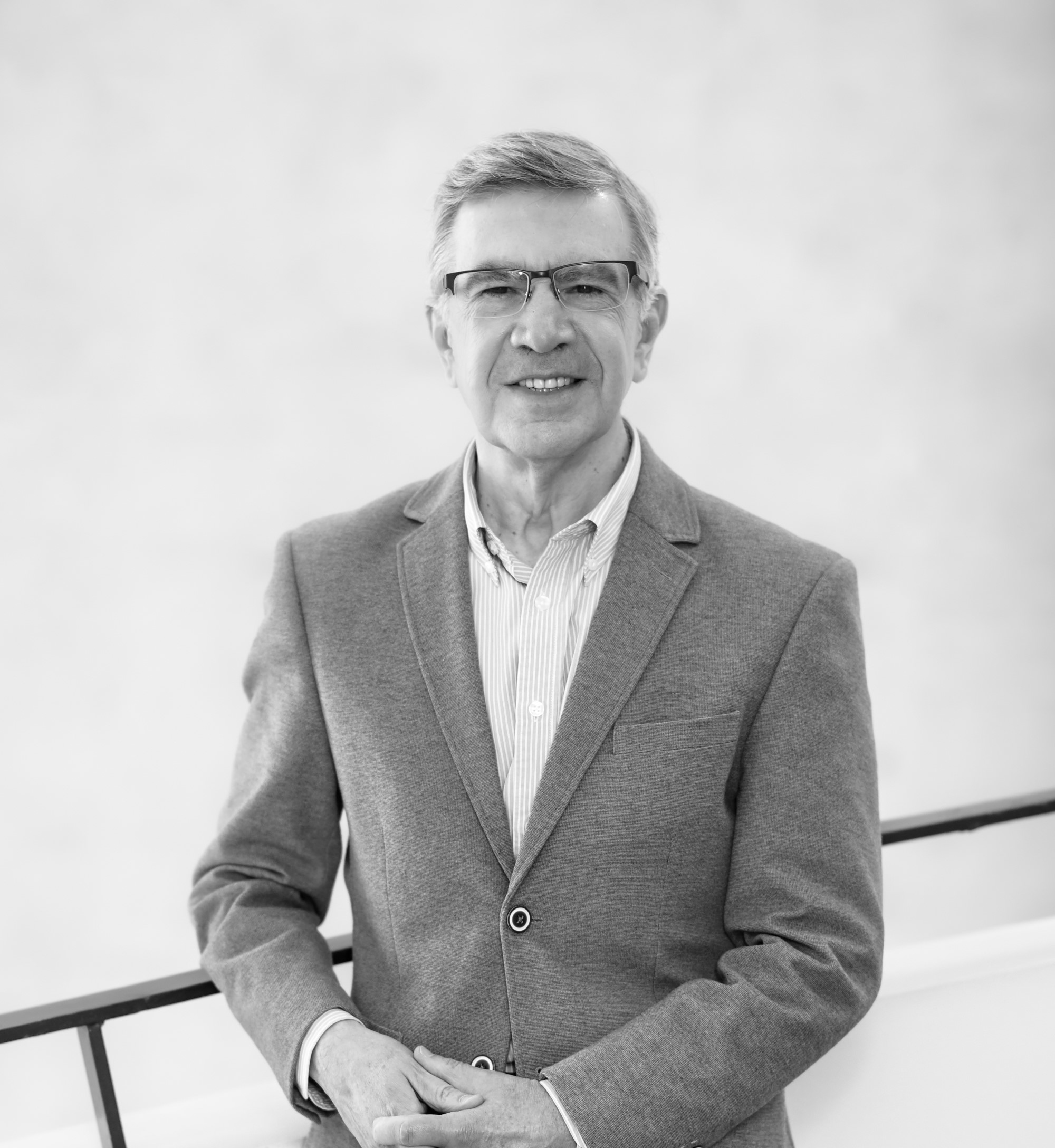 Joaquín Lavín Facultad de Economía y Negocios