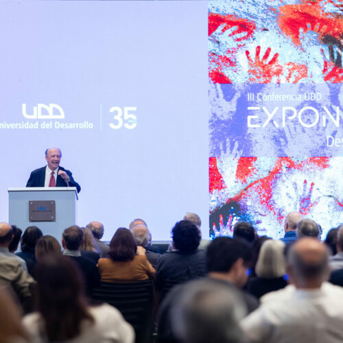 Cristián Larroulet analiza las reflexiones de los Premios Nobel Philippe Aghion y Abhijit Banerjee en conferencia Exponencial UDD 2025